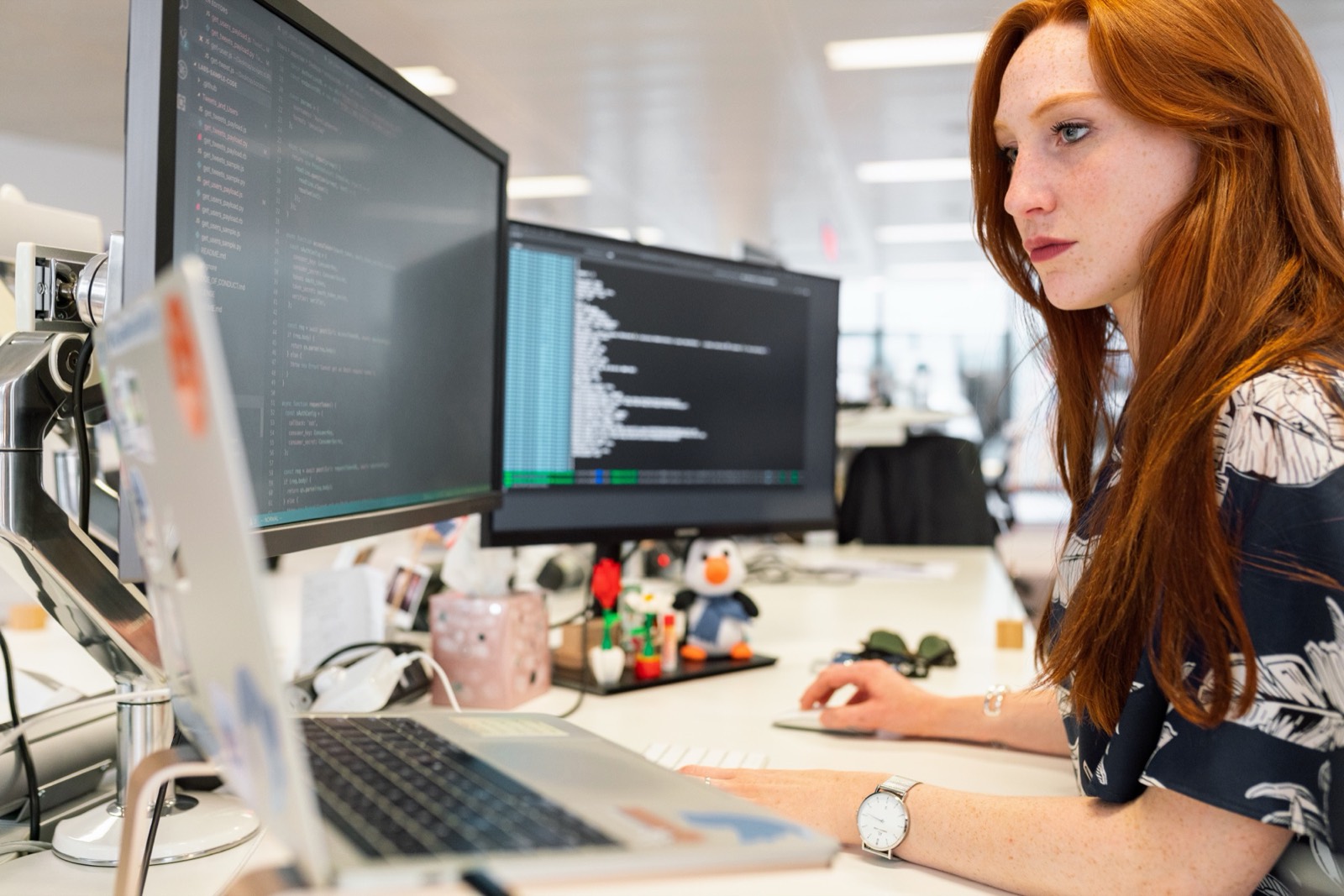 woman-desk